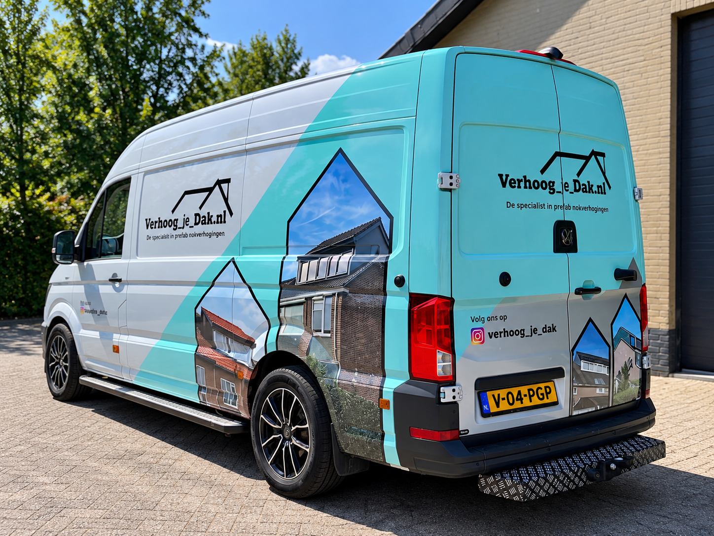 Bedrijfsbus van VerhoogjeDak met branding — De specialist in prefab nokverhogingen